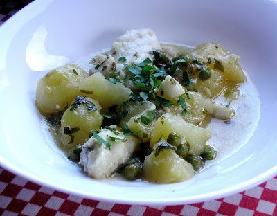 PATATAS EN SALSA VERDE CON MERLUZA