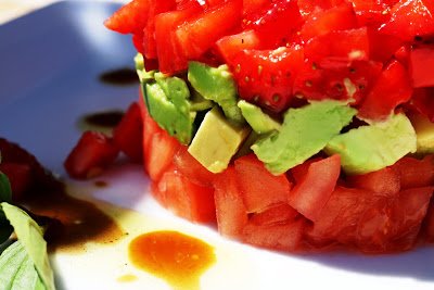 TARTAR DE TOMATE, AGUACATE Y FRESAS